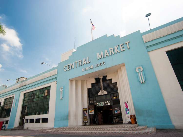 Central Market is a award-winning bazaar which offers a wide variety of products created by local artists and craftmen. Hunt for Malay, Chinese or Indian-inspired souvenirs or find great buys that reflect the customs and traditions of the various ethnic groups in Malaysia Borneo