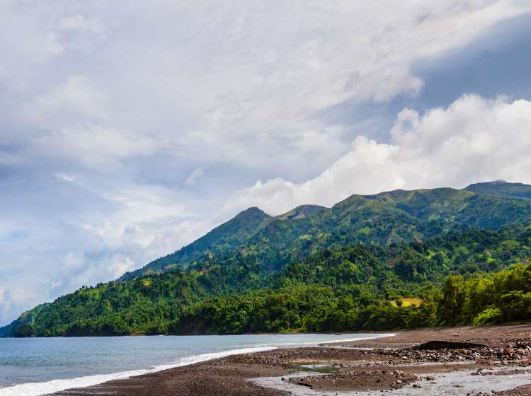 Richmond Beach, on the northwest coast of Saint Vincent. The mountain on background is La SoufriÃ¨re volcano, the tallest mountain in St. Vincent, 3,864 feet high. Canon EOS 5D Mark II