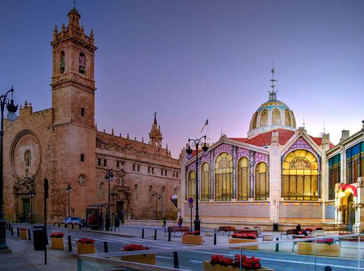 Iglesia de los Santos Juanes and the Central Market of Valencia.