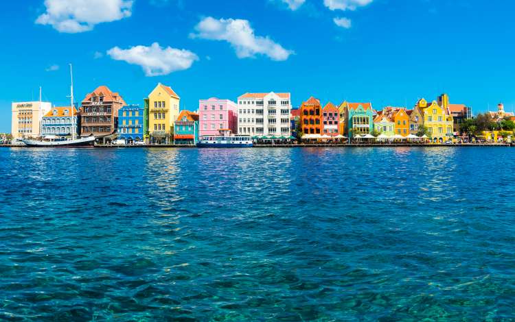 Karibik, ehemalige niederländische Antillen, kleine Antillen, Curacao. Willemstad,   Stadtteil Punda, Handelsarkade, historische Gebäude im niederländisch-karibischen Kolonialstil an der Uferpromenade, UNESCO-Weltkulturerbe, Penha