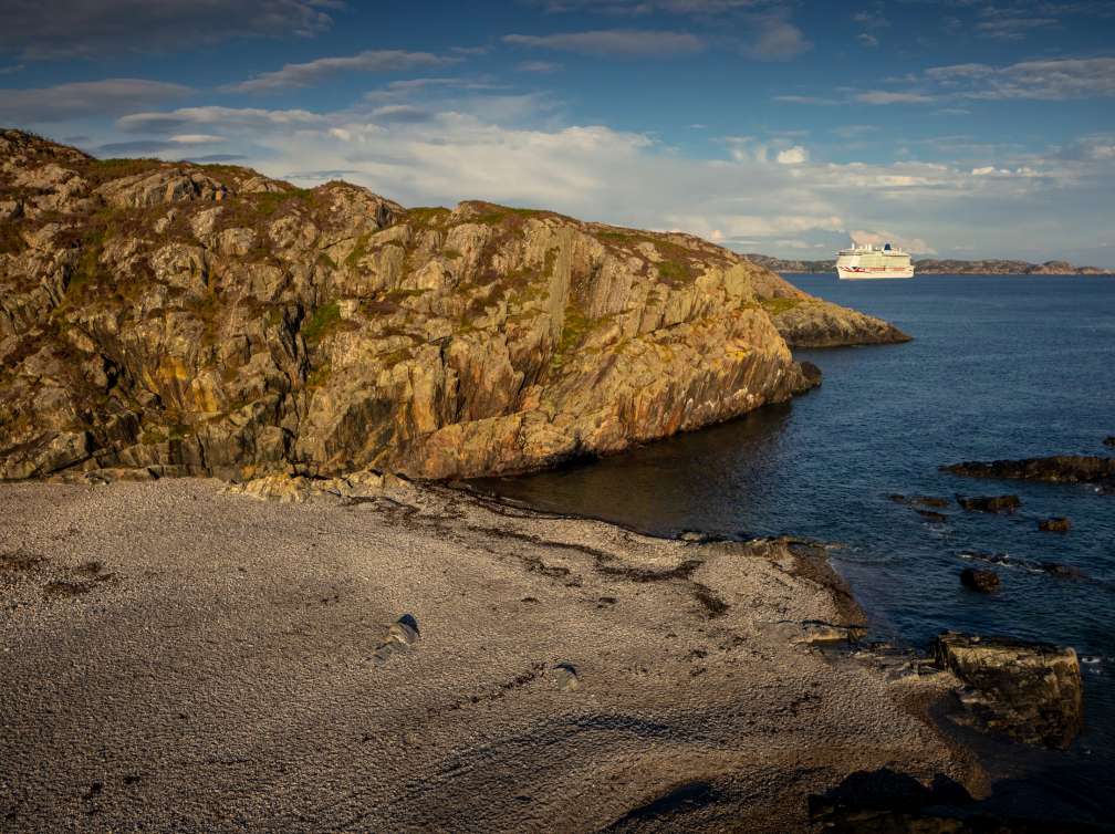 P&O Cruises ship Iona sailing at sea